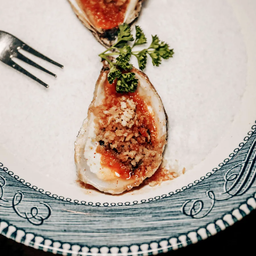 Fresh oysters served on a patterned plate